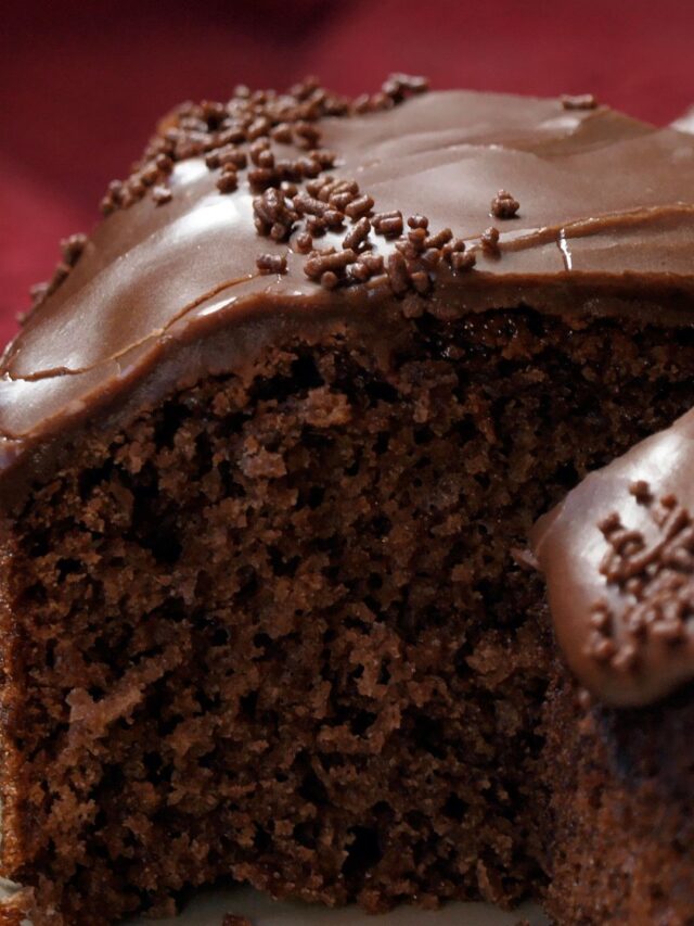 Receita de bolo caseiro simples e fofinho de chocolate