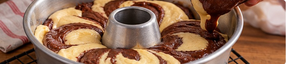 Massas branca e de chocolate colocadas em uma forma